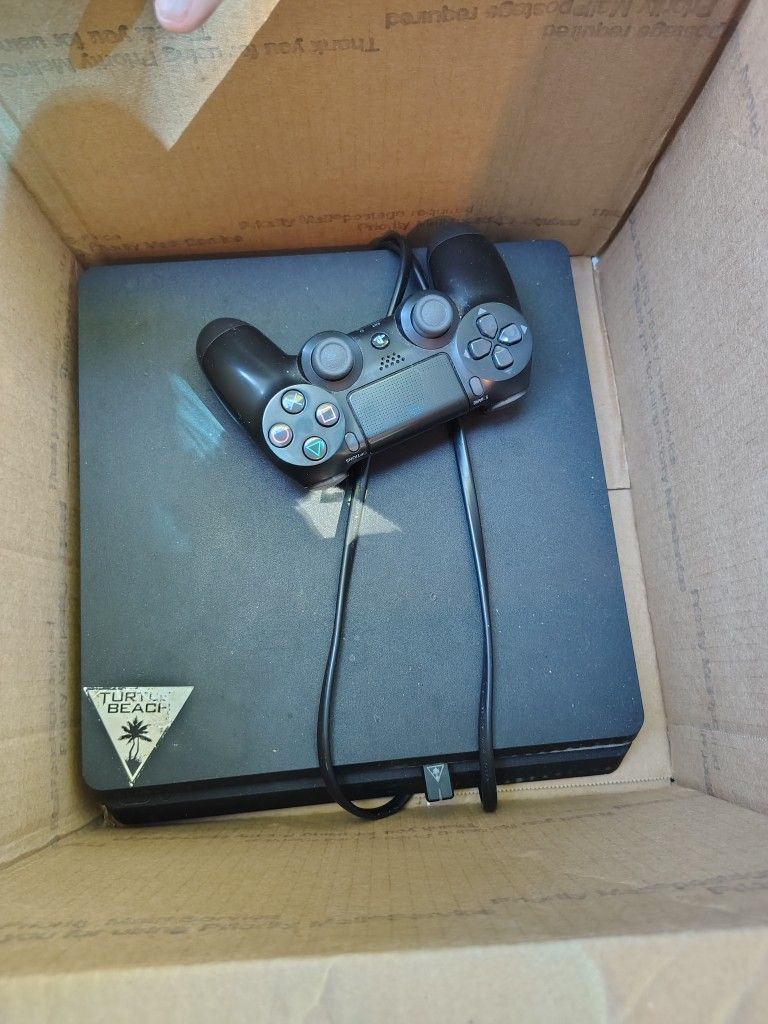 FLAT SCREEN TV PLAY STATION 4 WITH ALL CORDS AN GAMES