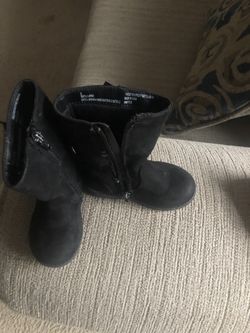 Girl’s toddler boots size 6C