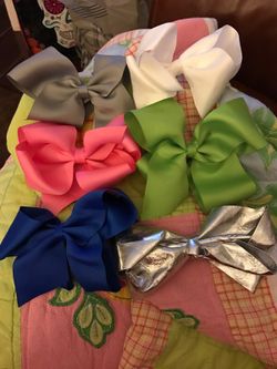 6 different colored hair bows