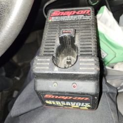 SNAP ON 9.2-18VOLT CHARGER And 18 VOLT BATTERY. 