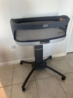 Chicco Baby Bassinet / Bedside Sleeper – Excellent Condition