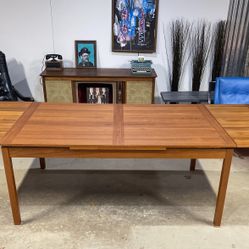 Danish Mid Century Modern Teak Expandable Draw Leaf Dining Table 