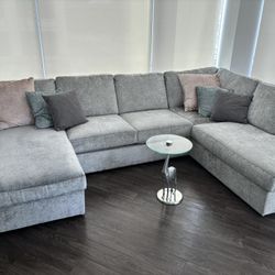 BRAND NEW SECTIONAL COUCH