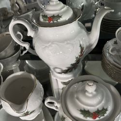 vintage Royal Kent "Holiday Holly" coffee pot Set Sugar, Creamer,5 Cups,8 Plates