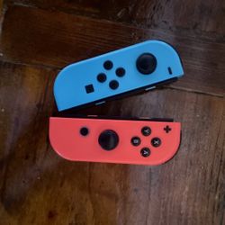 2 Nintendo Switch Controllers 
