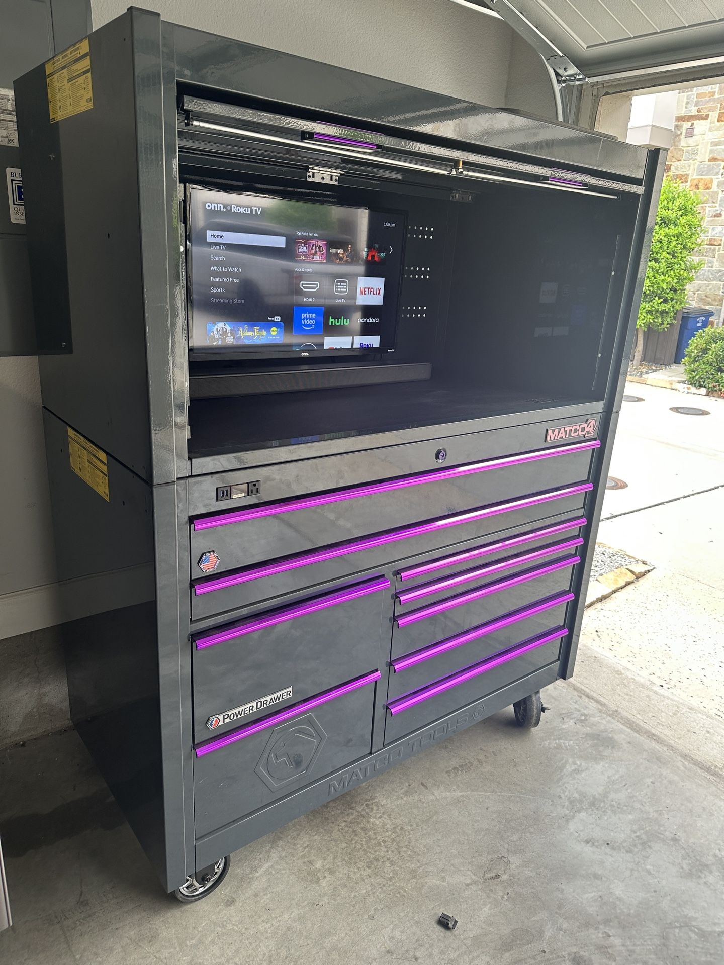 Matco 4s Toolbox 9/10 Condition (Double bay)****With Hutch, Power Drawer, Power Hutch, Smart Tv, And Sound Bar