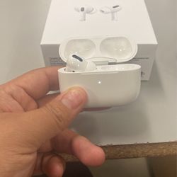 Left Air Pod Only Like New I Lost The Right One.
