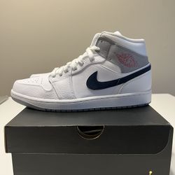 9.5 Air Jordan 1 MID Paris