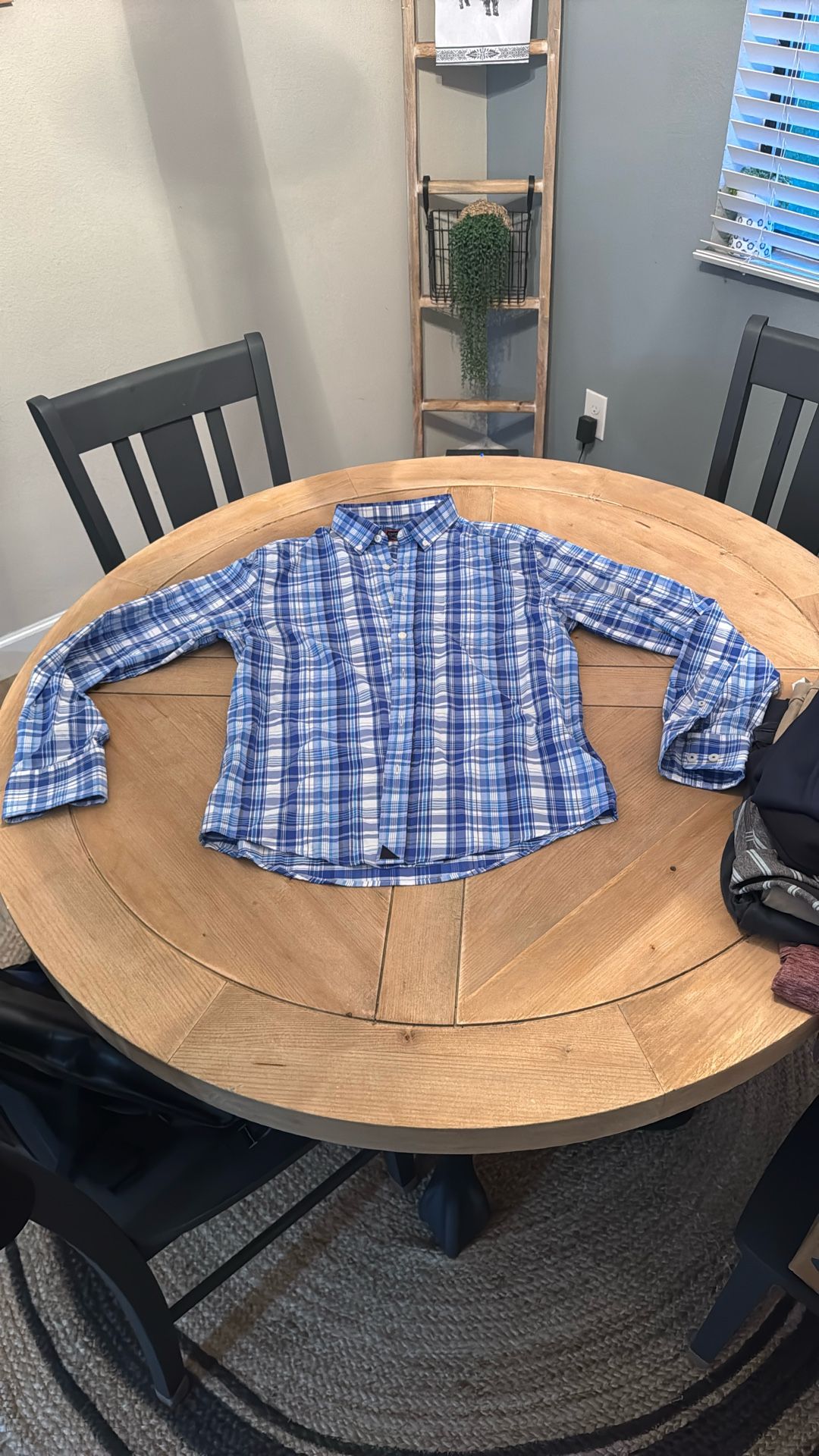 UNTUCKit Size Medium