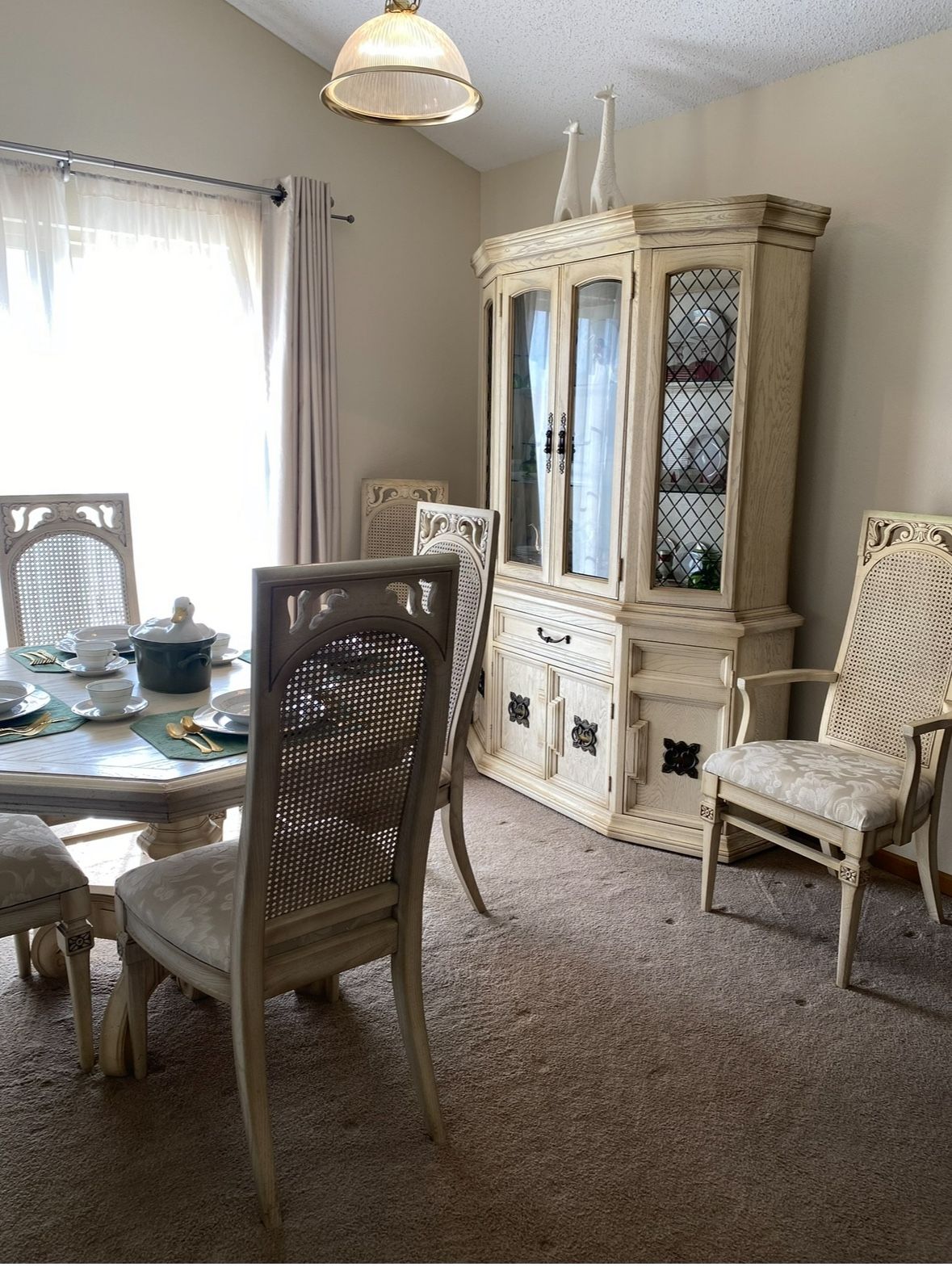 Well Kept Dining Room Set