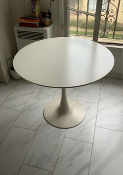 Round pedestal table