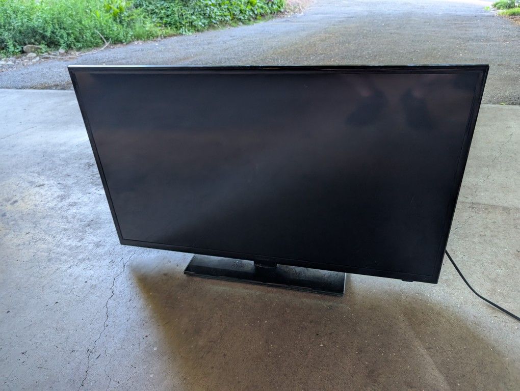 42" Insignia TV