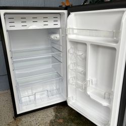 Mini Fridge Magic Chef