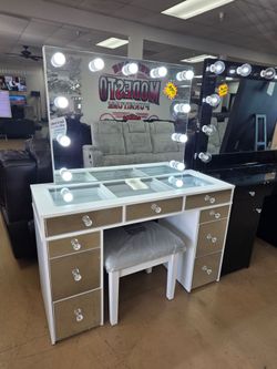White Hollywood Vanity Set with Lighted Mirror
