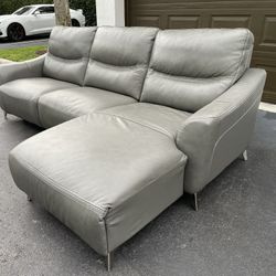 🛋️ Sectional Couch/Sofa - LIKE NEW -  Leather - Delivery Available 🚛