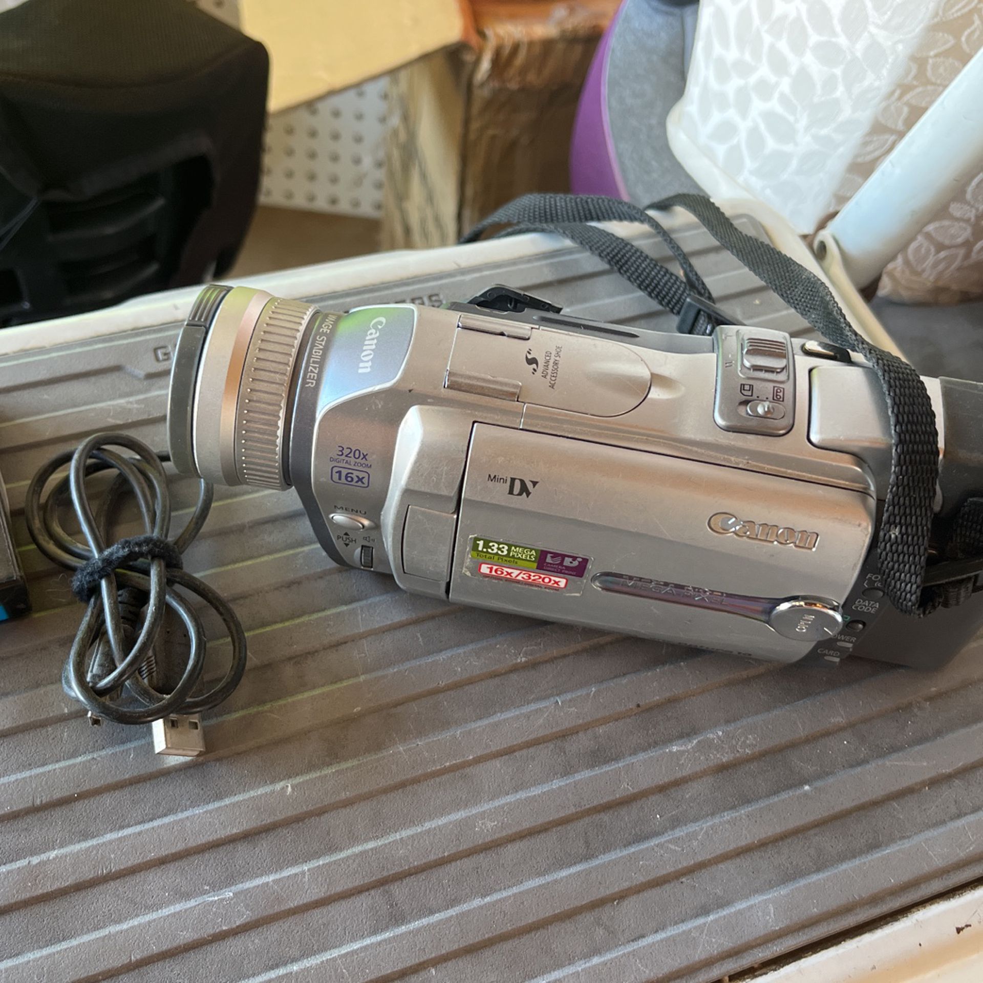 Canon ZR20  Mini Dv camcorder  TESTED working