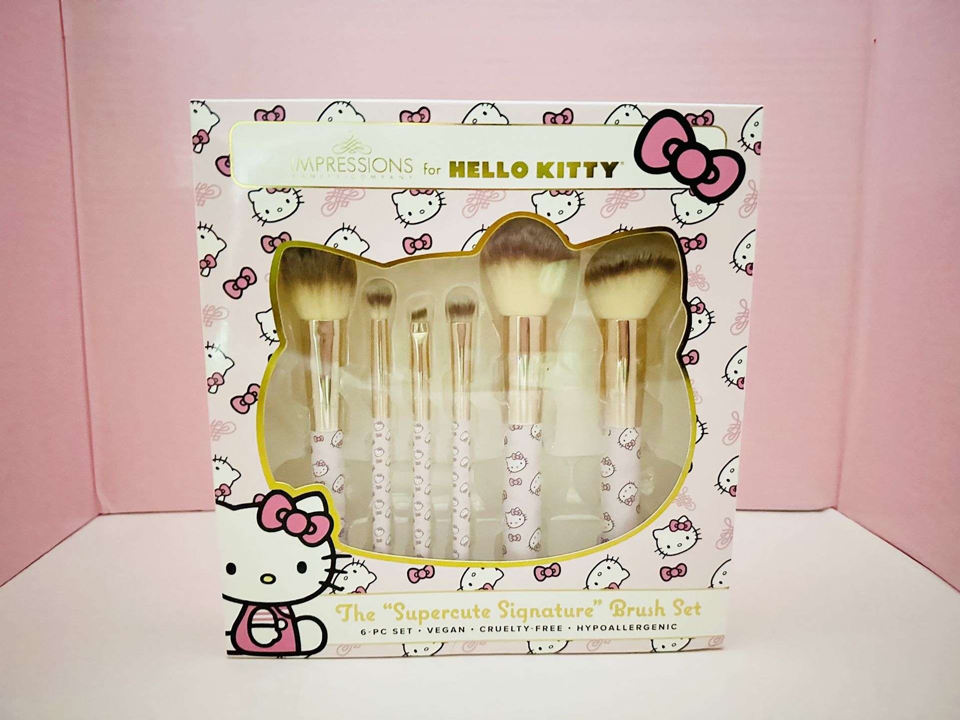 hello kitty makeup brushes. 