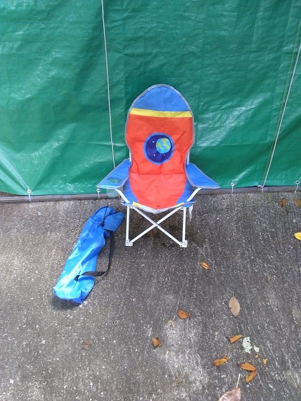 Children's Outdoor Lounge Chair W/Carry Bag.