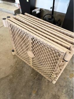 Lightweight folding playpen