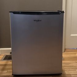 Whirlpool 2. 7 Cu Ft Mini fridge