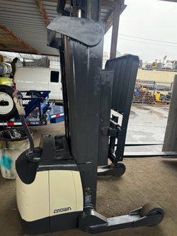 Crown pallet jack staker