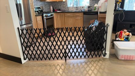 Black Expandable Baby or Pet Gate