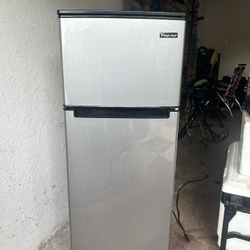 Magic Chef 4.5 cu. ft. 2-Door Mini Refrigerator in Platinum Steel with Freezer