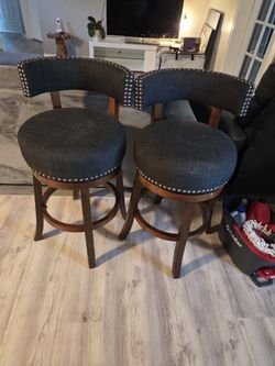 2 BAR STOOLS