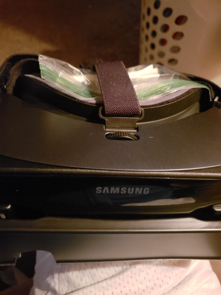 New gear vr goggles with remote