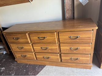 Dresser 9 Drawers deep 61” x 31” x 18” and two nightstands solid wood 🪵 condition good