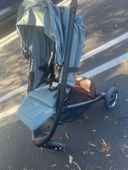 Thule Spring 2.0 Compact Foldable Baby Lightweight Stroller brand new