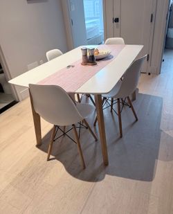 Like new set Dining table w 4 chairs perfect for small living area