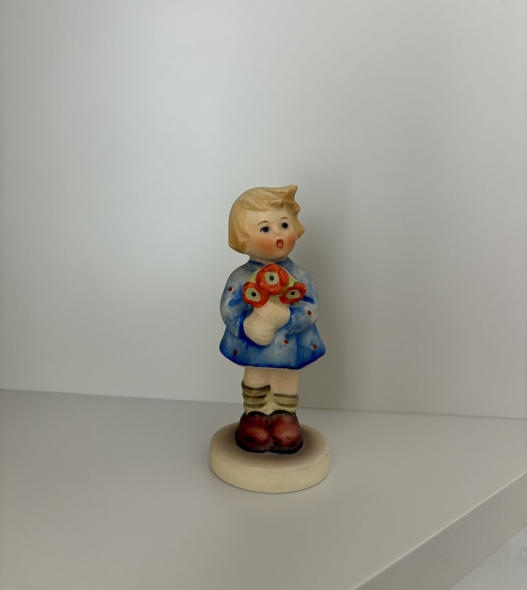 Hummel Goebel 1967 Figurine Of Girl With Flowers