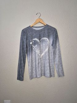 No Brand Grey Ombre Graphic Tee W/ White Heart Size: Small
