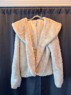 White House Black Market women’s faux fur jacket in a beautiful ivory/cream color. Size Large.