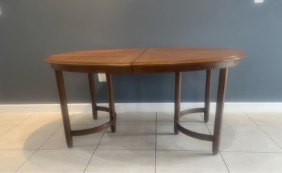 MidCentury Modern Wood Oval Expandable Dining Table