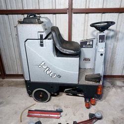 Tomcat Pro Floor Scrubber