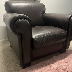 Comfortable dark brown leather armchair , Cómodo sillón de cuero marrón oscuro