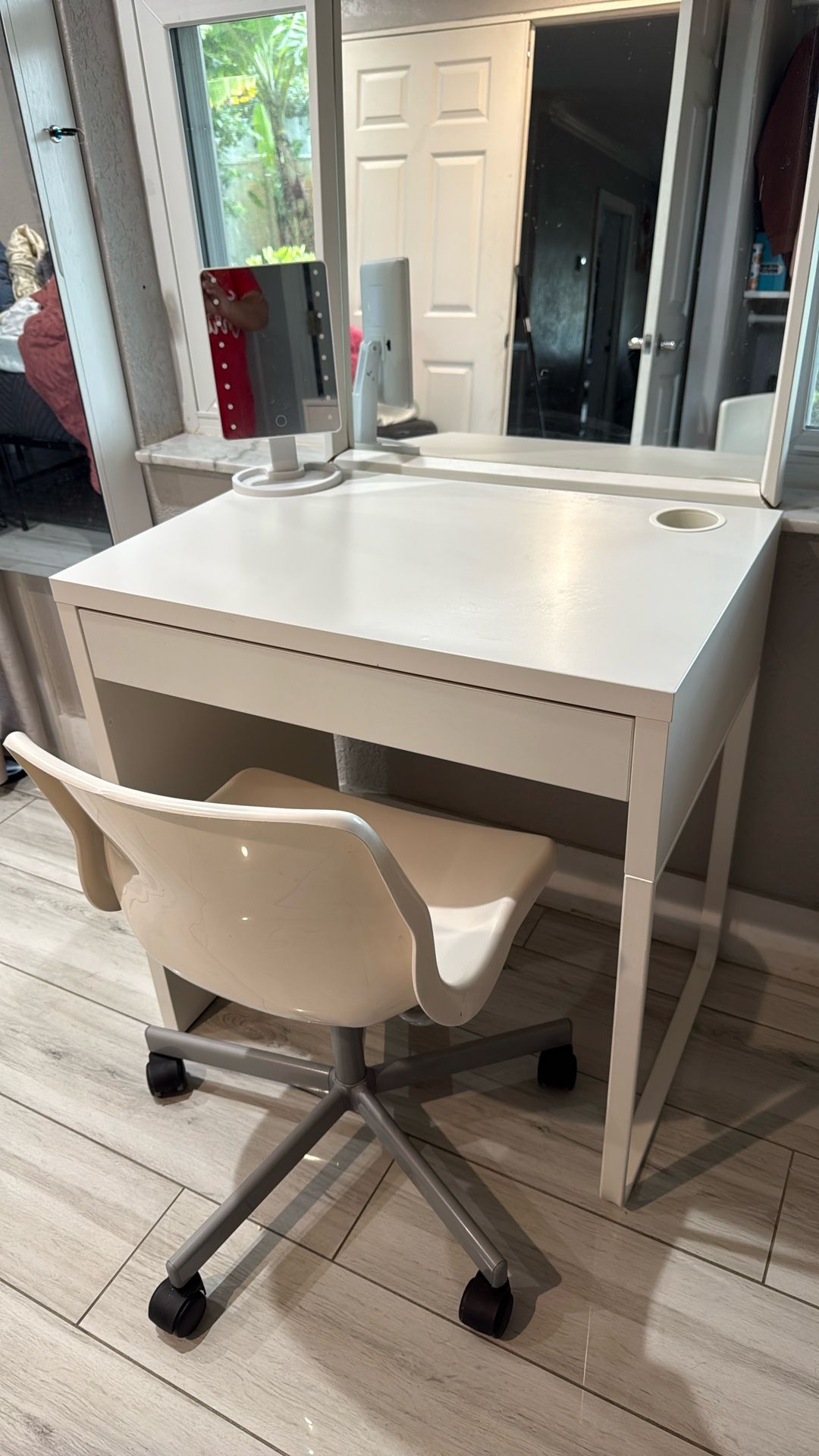 Vanity Mirror Desk And Chair Used But In Excellent Condition 