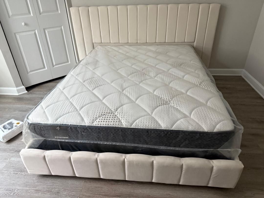 NEW MATTRESS QUEEN SIZE PLUSH WITH BOX SPRING