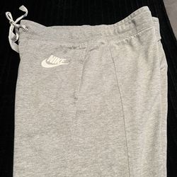 Nike Women’s JoggersIn Light Gray Size Medium 