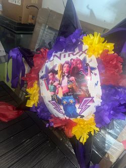 2 piñatas K-pop demon hunters