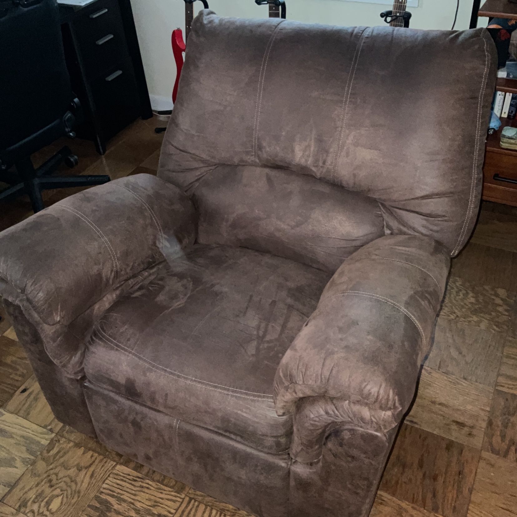 Bladen Recliner (damaged)