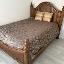 Cama  Queen  con base      No incluye el colchón solo la base  del colchón