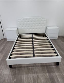 Bed queen size and two nightstand // cama tamaño Queen y dos mesitas de noche