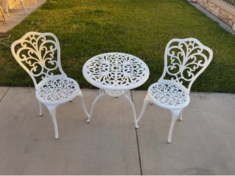 New white 3 piece outdoor patio dining bistro set.