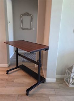 Ajustable Height Desk. Used, in great condition. 

41"W x 24"D x Adjustable Height 

$75