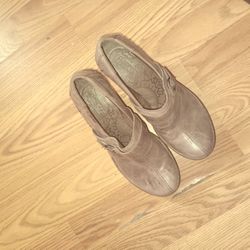 BORN clogs