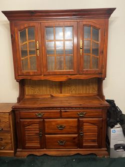 Table With Hutch And 4 Matching Chairs Plus 1 Additional 