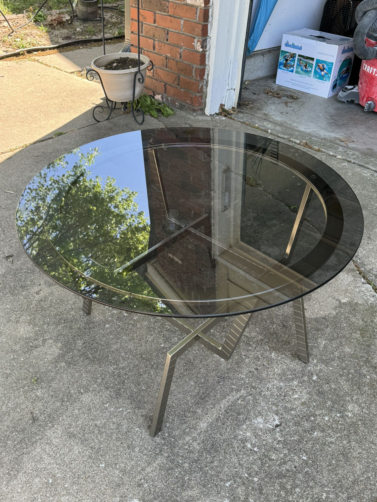 Kirben Round Glass-top Cocktail Table